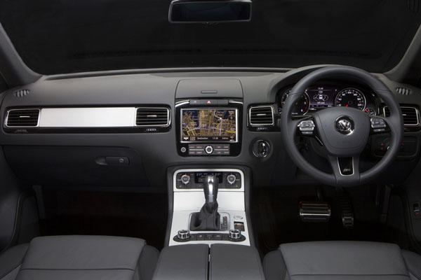 Volkswagen_Touareg_V8_TDI_R-Line_interior