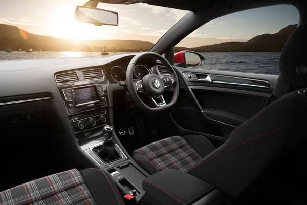 Volkswagen_Golf_GTI_interior