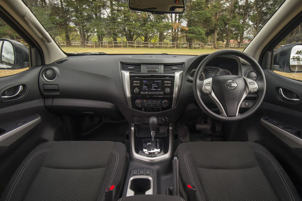Nissan_Navara_ interior