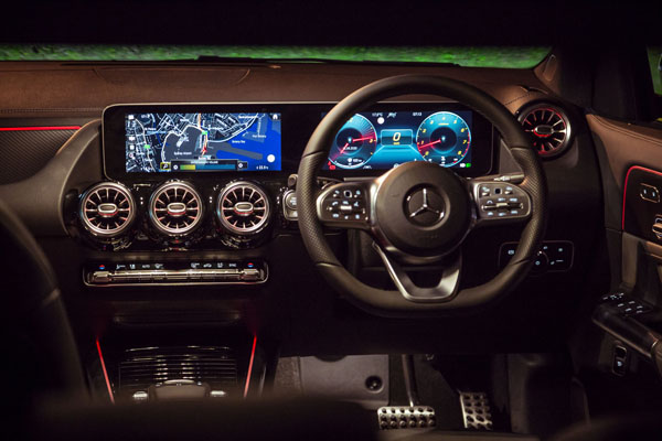 Mercedes-Benz_GLA_250_interior