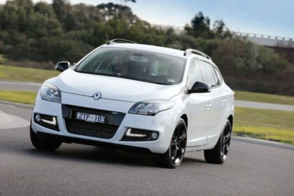 Renault Megane GT 220 station wagon looks great and goes hard