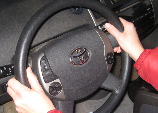 Two_hands_on_steering_wheel