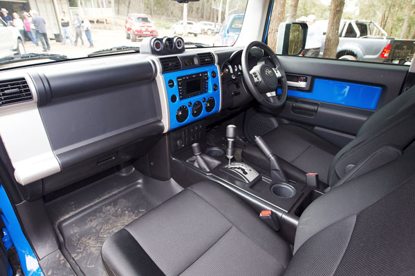 2011-on_Toyota_FJ Cruiser_interior