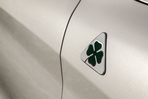 Alfa-Romeo_Stelvio_QV_badge