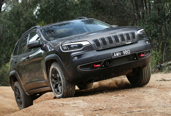 Jeep_Cherokee_Trailhawk_front