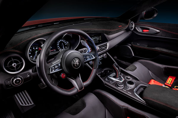 Alfa_Romeo_Giulia_GTA_interior