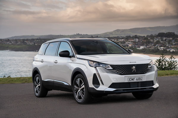 PEUGEOT 5008 IS A VERSATILE SUV / PEOPLE MOVER CROSSOVER